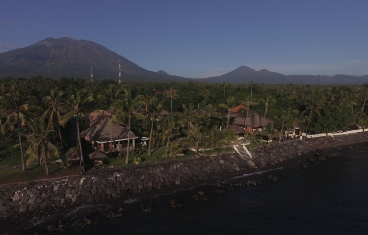 Resort Relax Bali leží přímo u moře