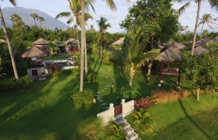 Air-conditioned bedroom villas. Large bed 210 x 200 cm and the emergency bed 200 x 100 cm. Entrance to the bathroom on the right, the left hallway, closet and living room.