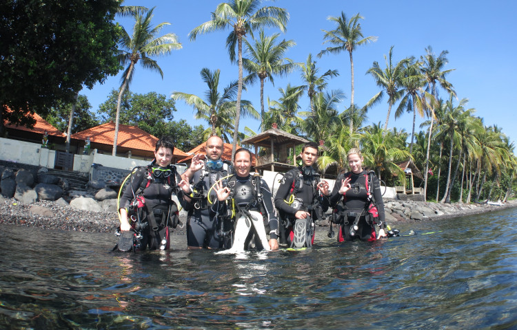 před ponorem na korálových zahradách před resortem relax Bali